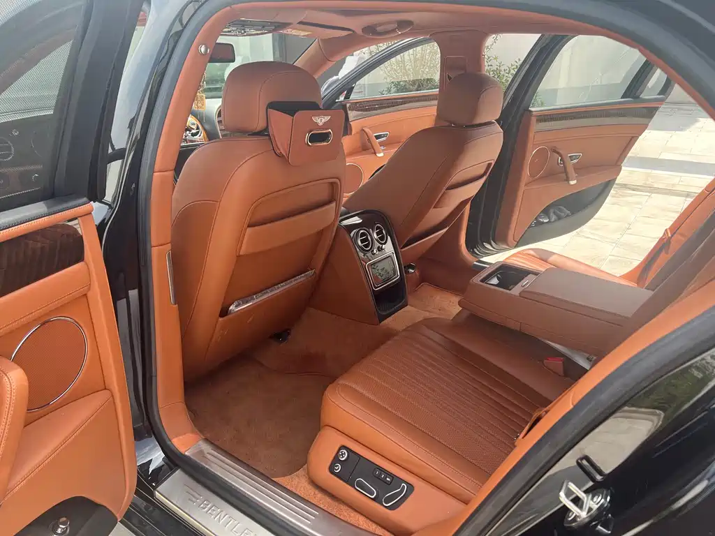 Bentley Flying Spur 2018 — фото 12
