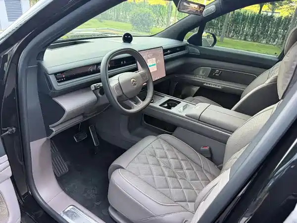 NIO ES8 2025