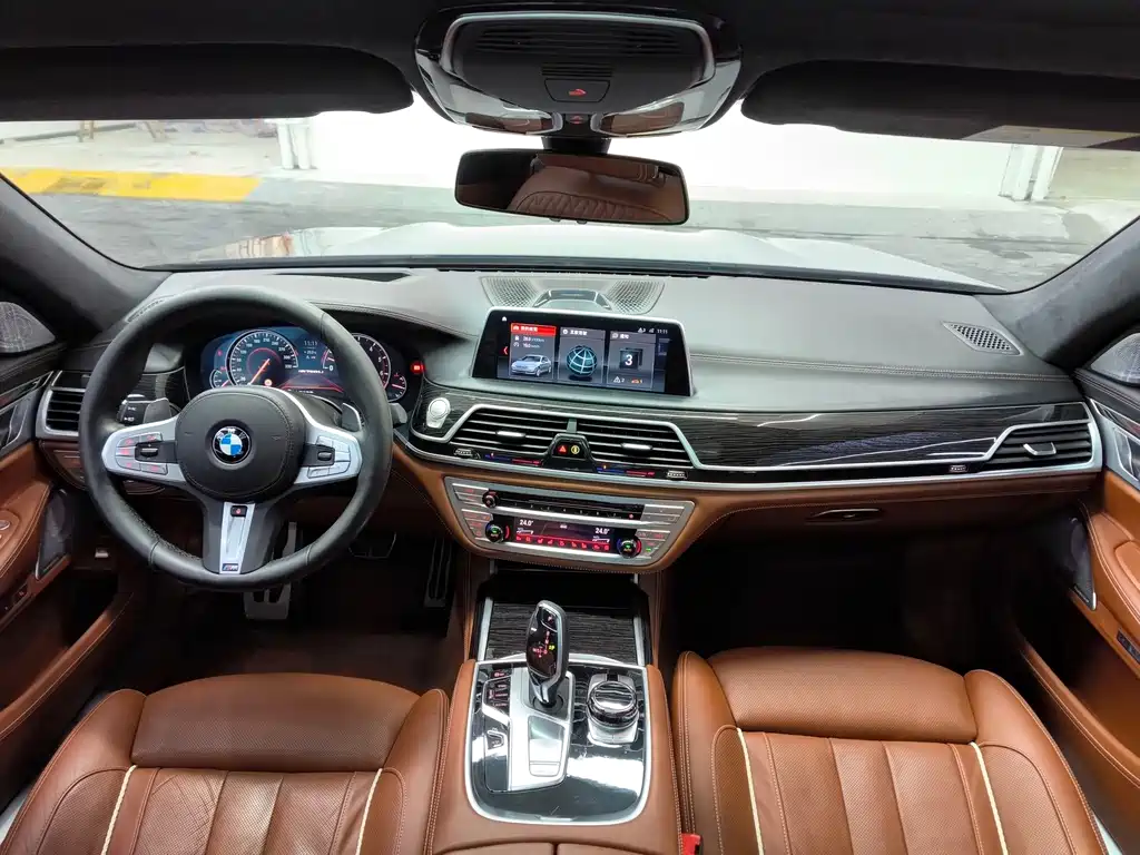 BMW 7 Series 2018 — фото 20