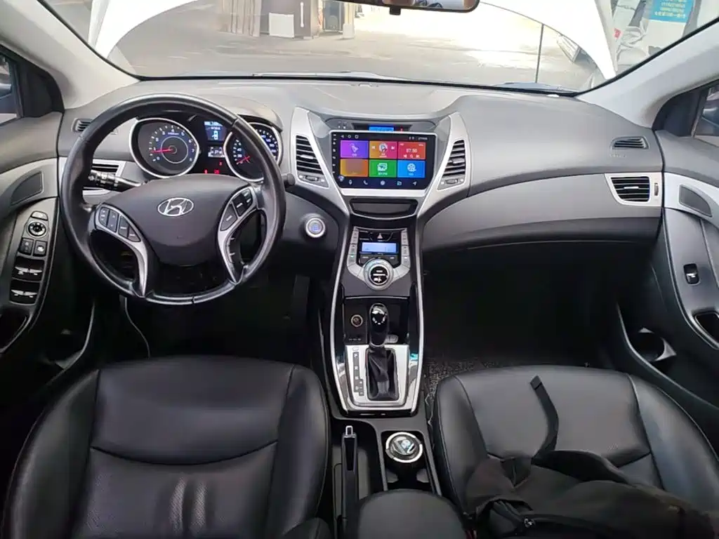 Hyundai Elantra 2015 — фото 10