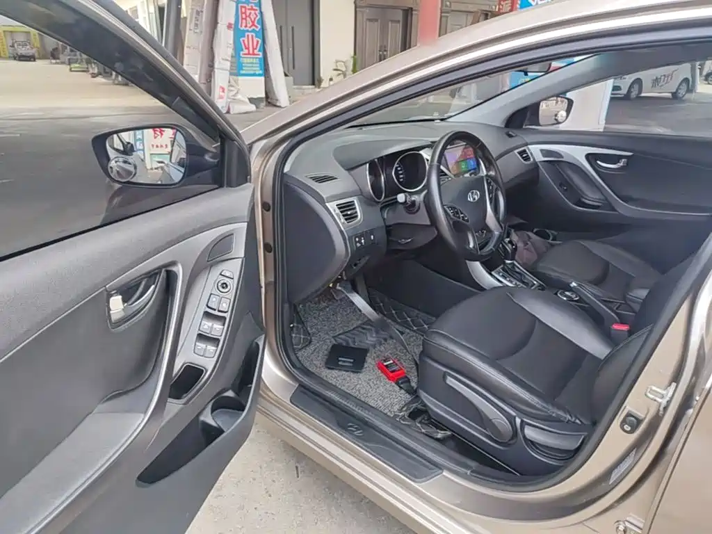 Hyundai Elantra 2015 — фото 16