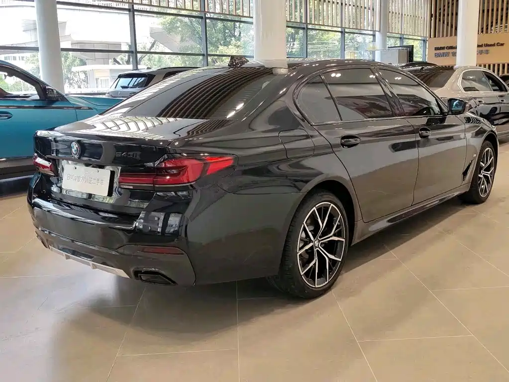 BMW 5 Series 2023 — фото 10