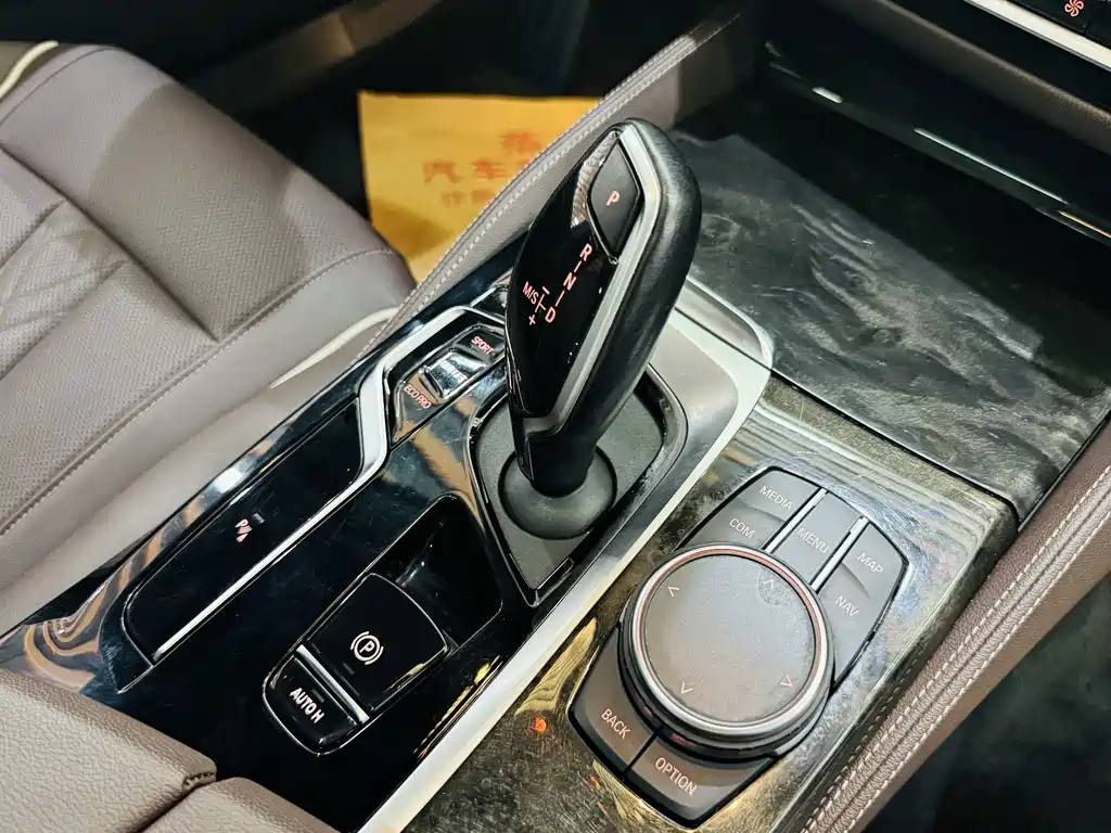 BMW 5 Series 2024 — фото 12