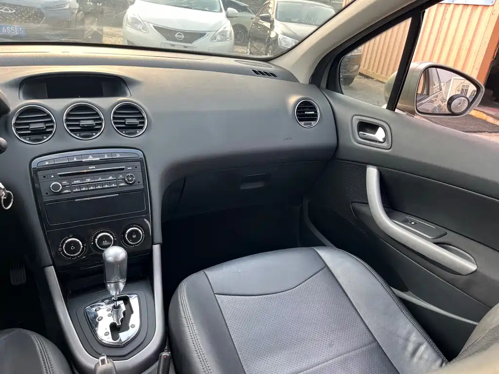 Peugeot 408 2014 — фото 12