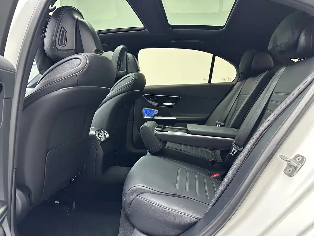 Mercedes-Benz C-Class 2024 — фото 11
