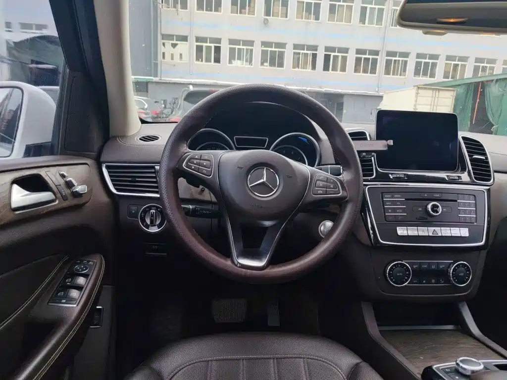 Mercedes-Benz GLE 2017 — фото 11