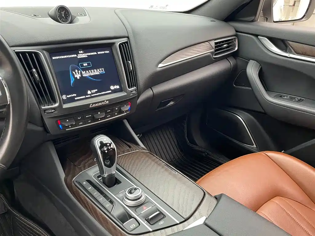 Maserati Levante 2018 — фото 18