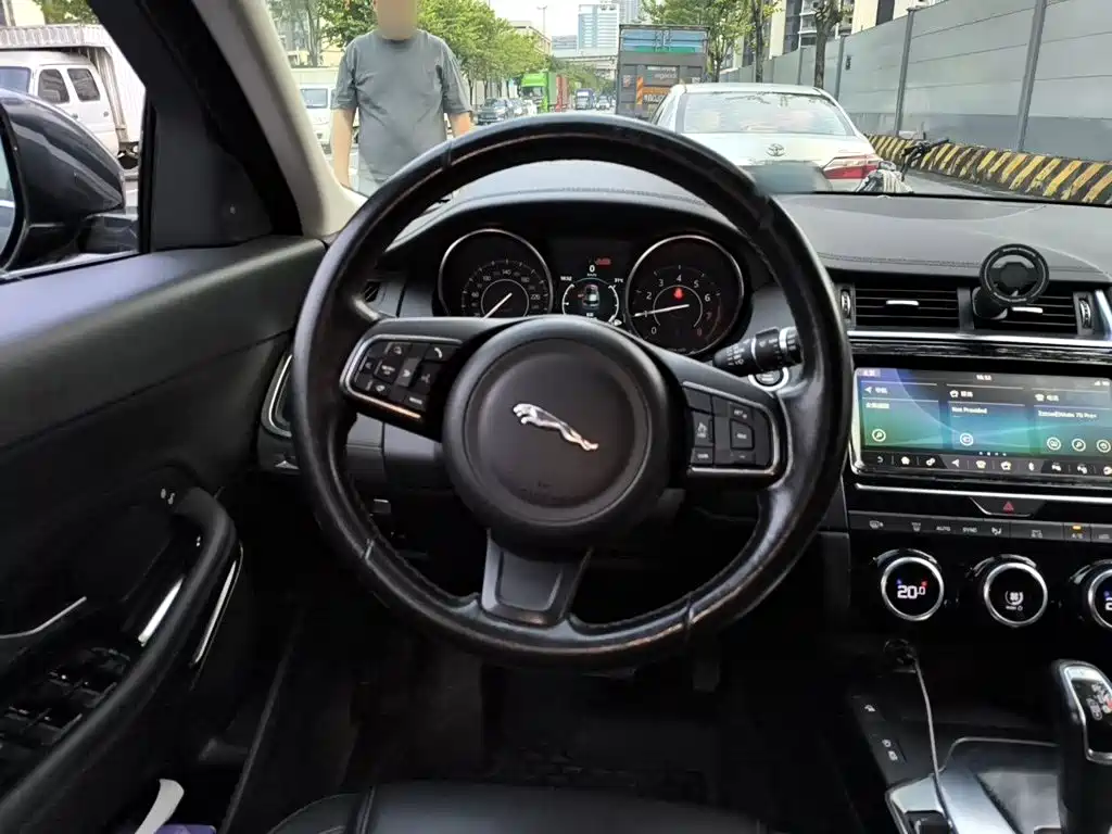 Jaguar E-PACE 2019 — фото 11
