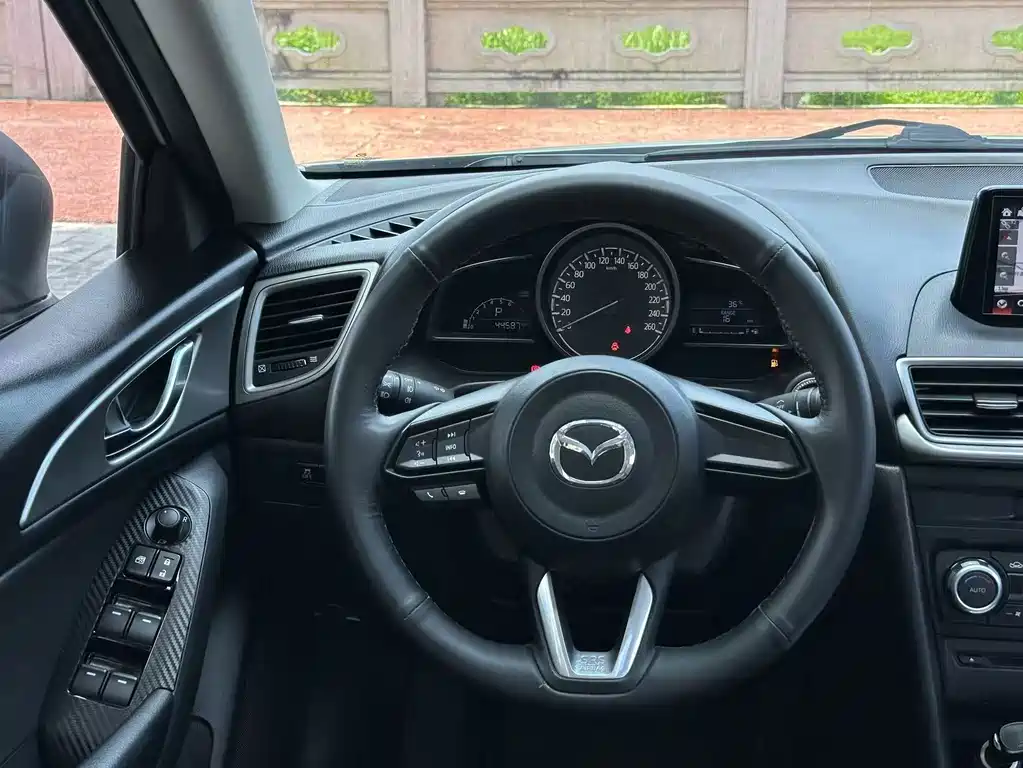 Mazda 3 Axela 2018 — фото 10