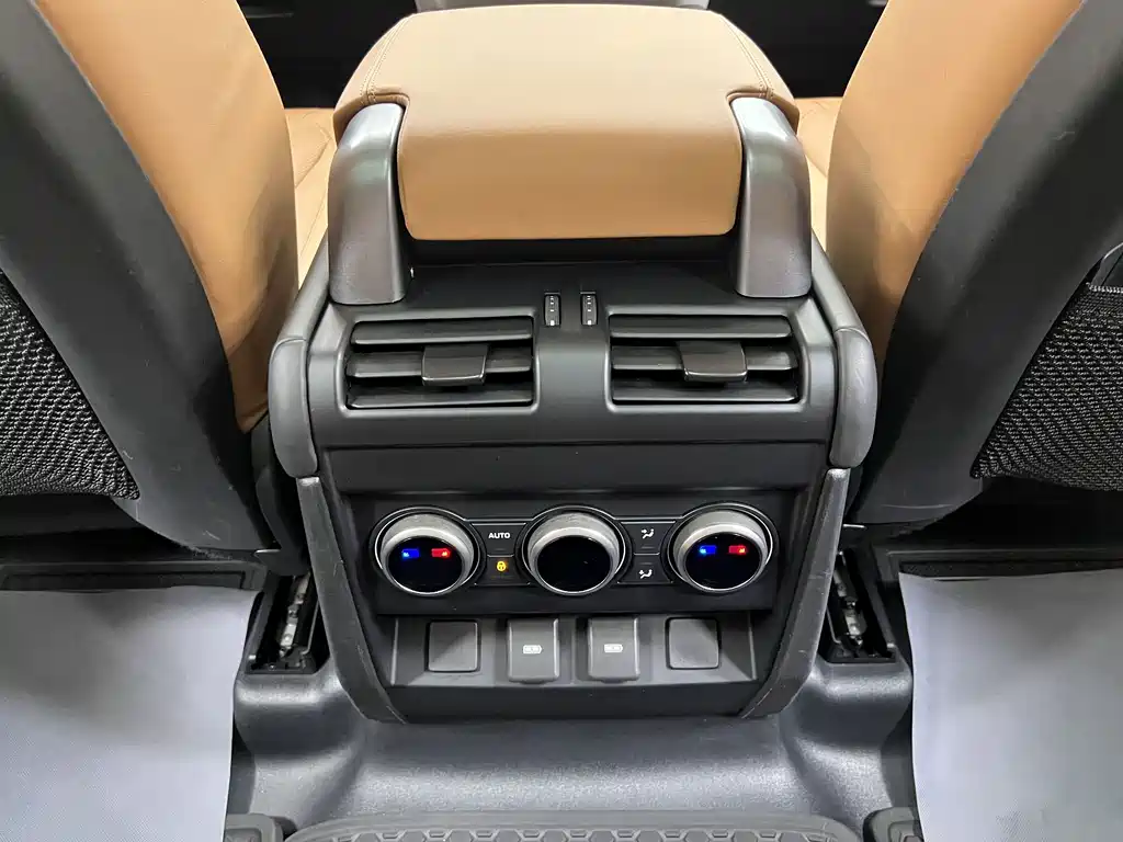 Land Rover Defender 2023 — фото 28