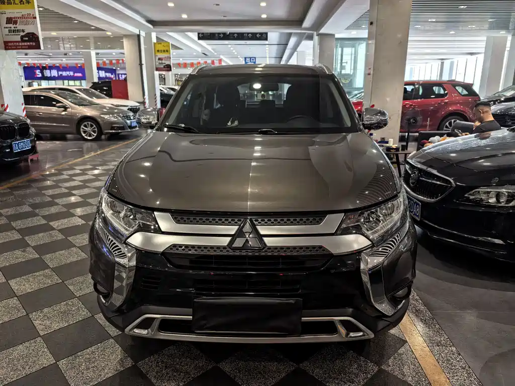 Mitsubishi Outlander 2019 — фото 2