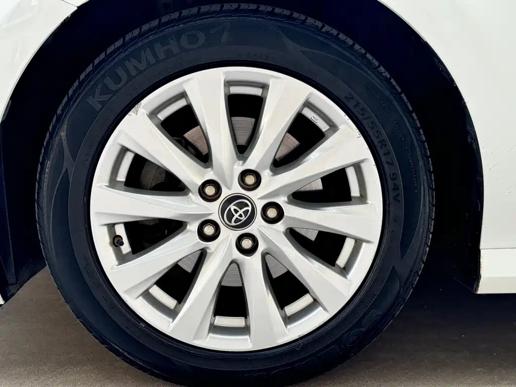 Toyota Camry 2018 — фото 6