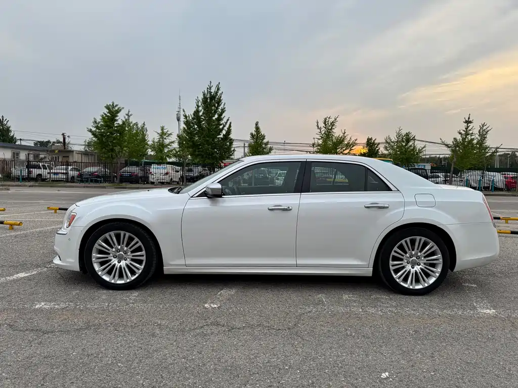 Chrysler 300C 2016 — фото 6