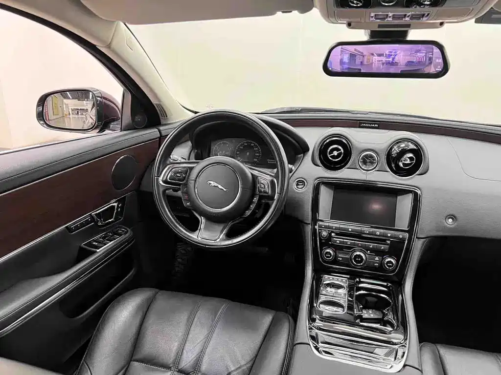 Jaguar XJ 2016 — фото 16