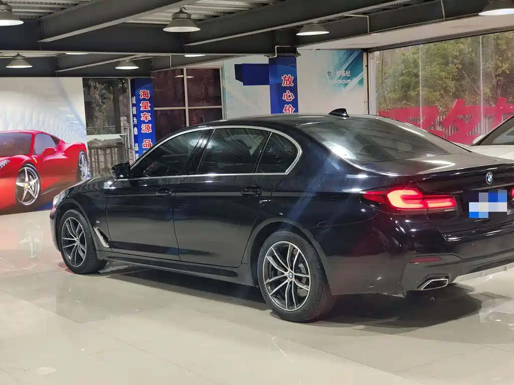BMW 5 Series 2021 — фото 10