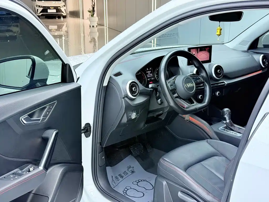 Audi Q2L 2023