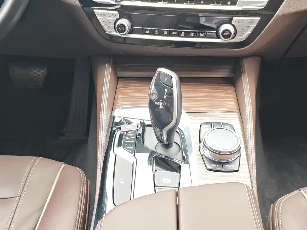 BMW 5 Series 2018 — фото 16