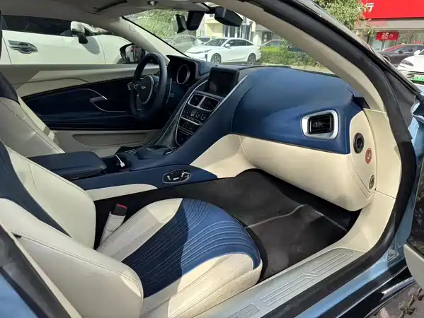 Aston Martin DB11 2018