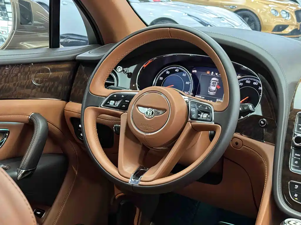 Bentley Bentayga 2019 — фото 10