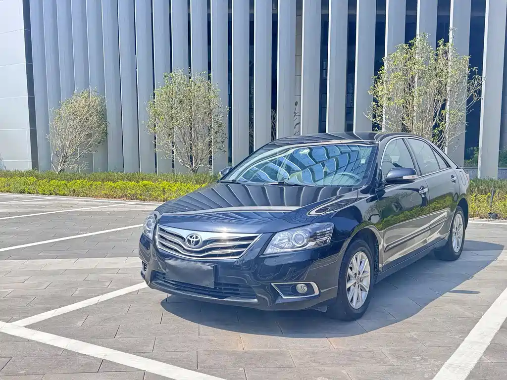 Toyota Camry 2014 — фото 1