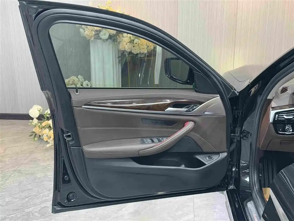 BMW 5 Series 2020 — фото 14
