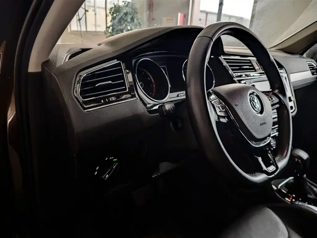 Volkswagen Tiguan L 2017 — фото 11