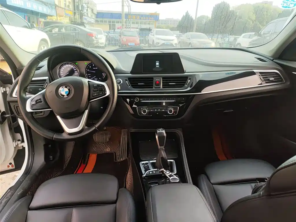 BMW 1 Series 2018 — фото 10