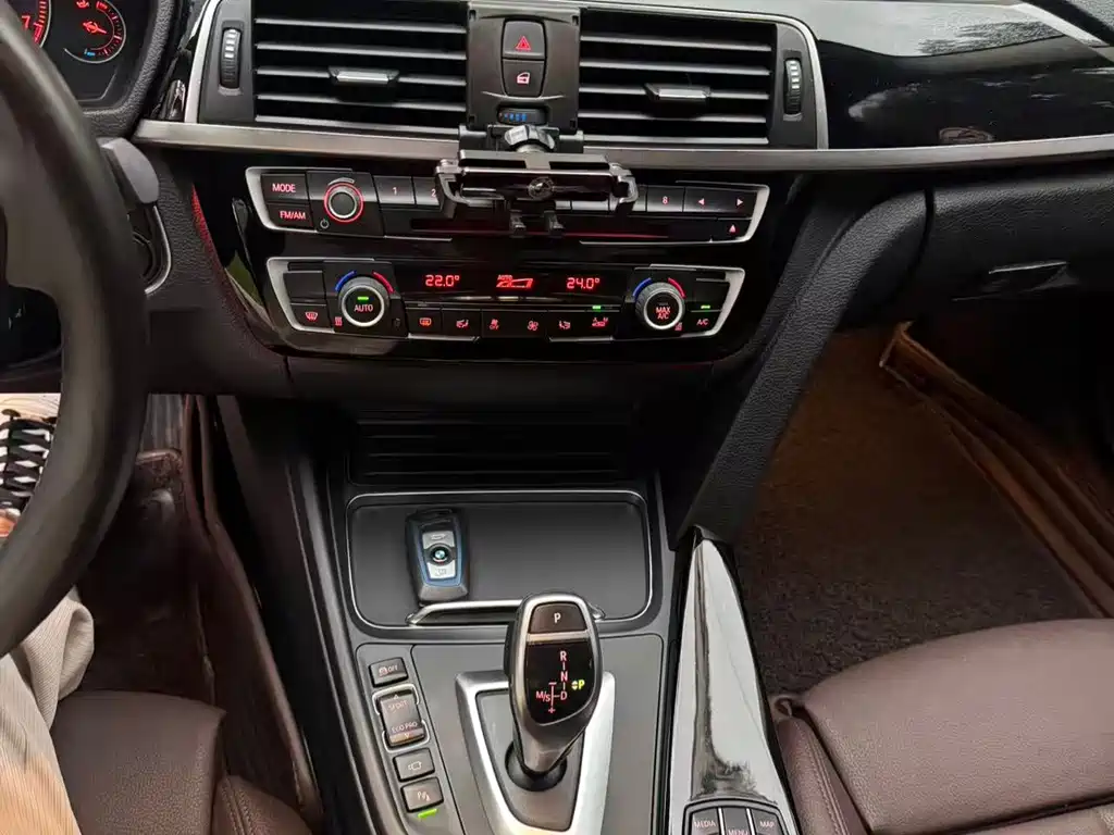 BMW 3 Series 2019 — фото 13