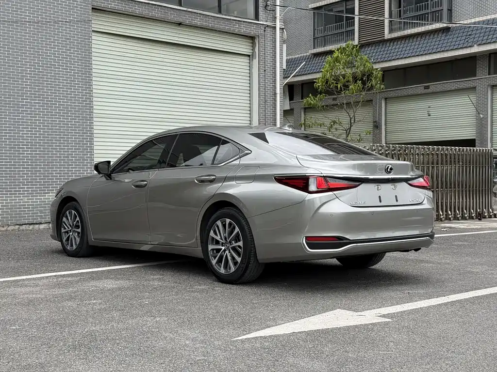 Lexus ES 2022 — фото 17