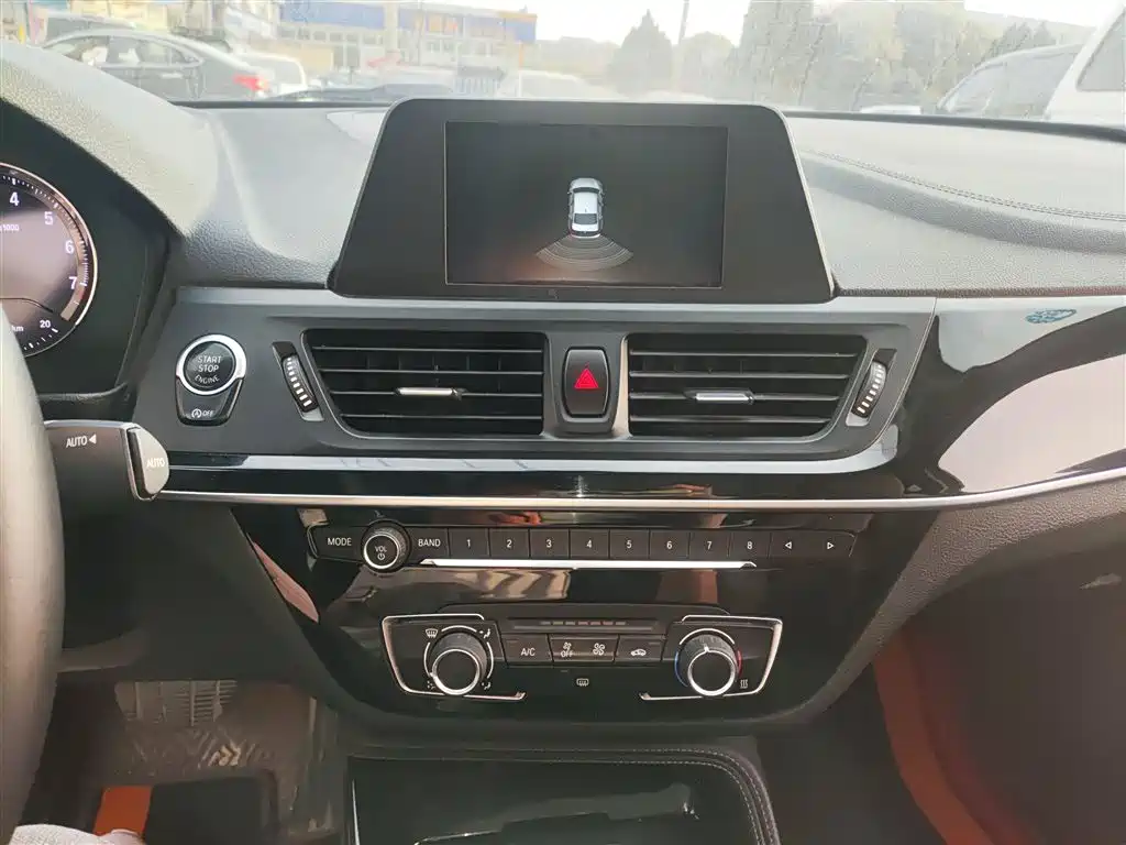 BMW 1 Series 2018 — фото 13