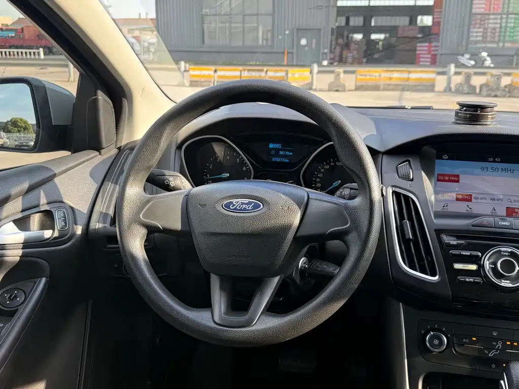 Ford Focus 2019 — фото 10