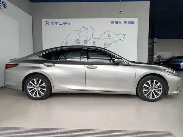Lexus ES 2021