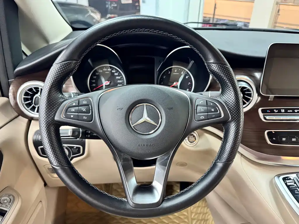 Mercedes-Benz V-Class 2022 — фото 9