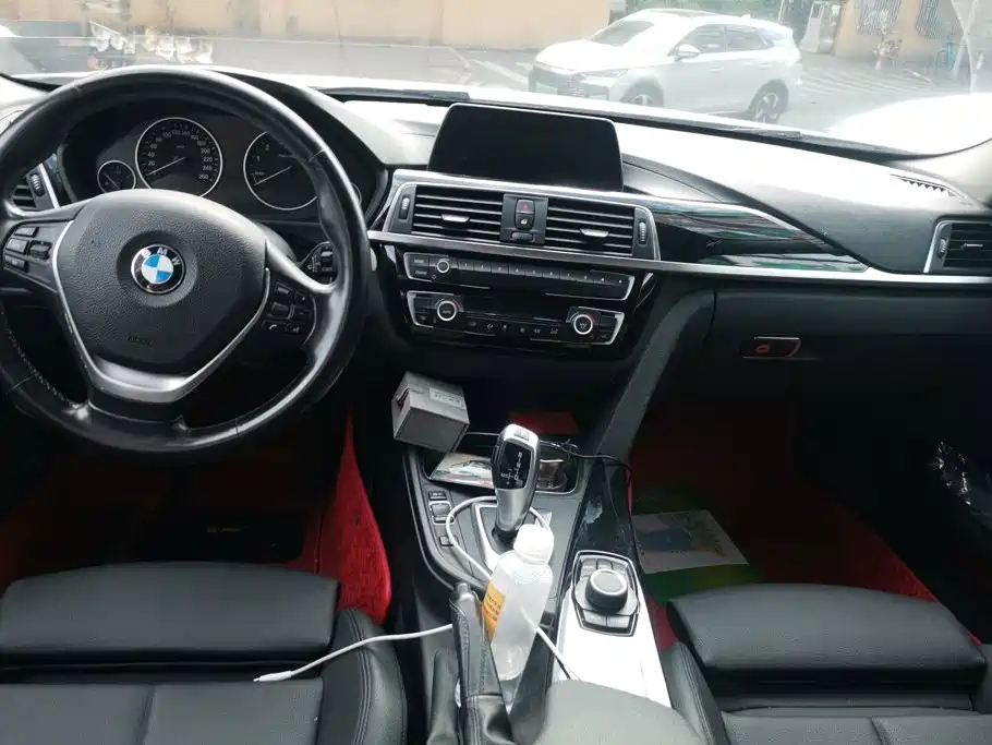 BMW 3 Series 2018 — фото 12