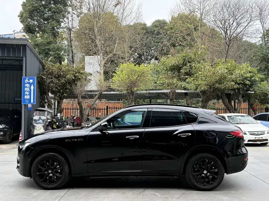 Maserati Levante 2018 — фото 11