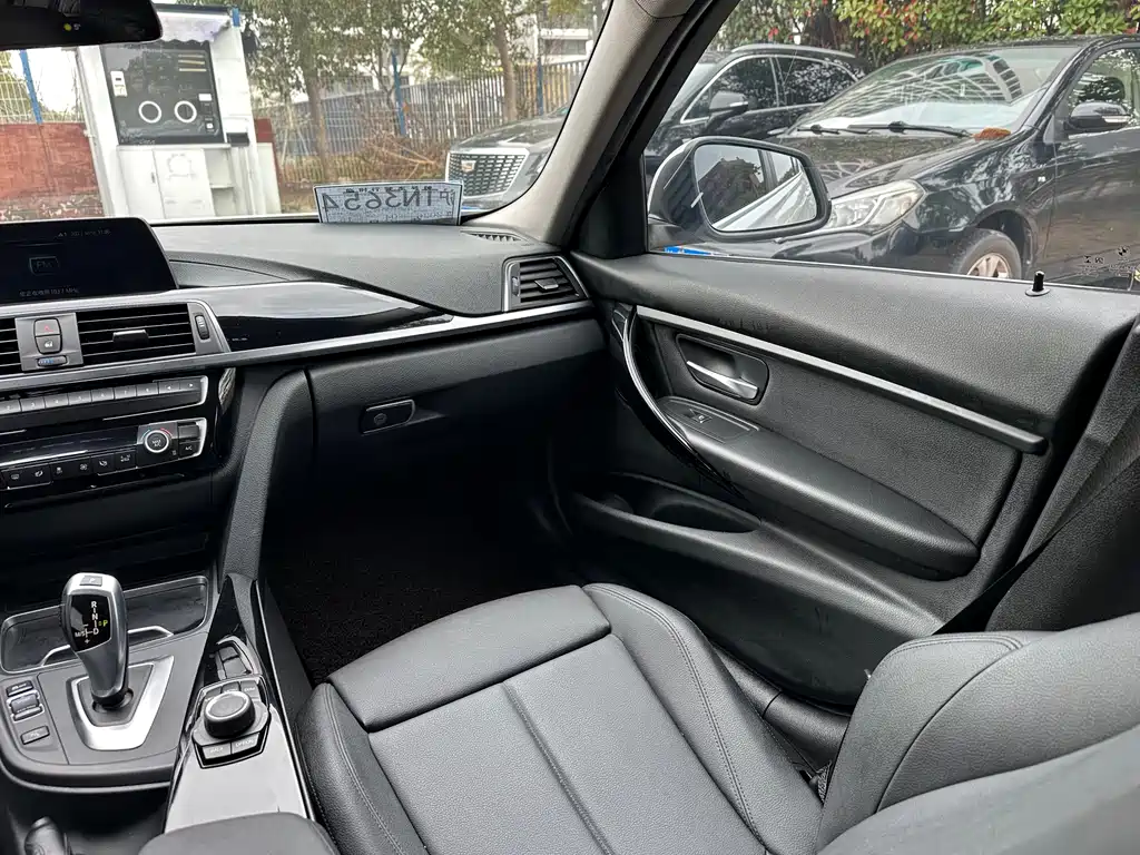 BMW 3 Series 2018 — фото 15