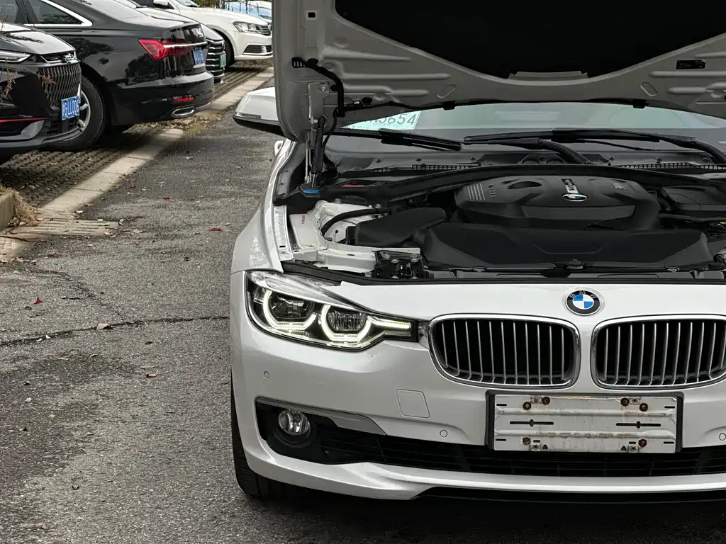 BMW 3 Series 2018 — фото 26