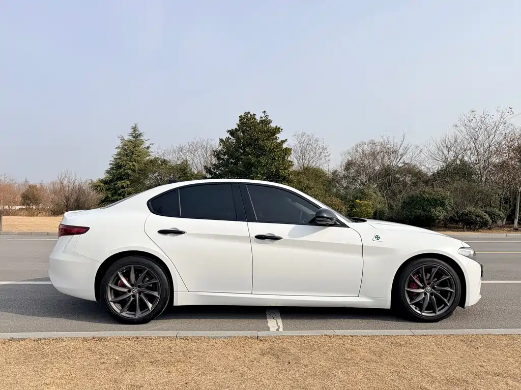 Alfa Romeo Giulia 2018 — фото 4