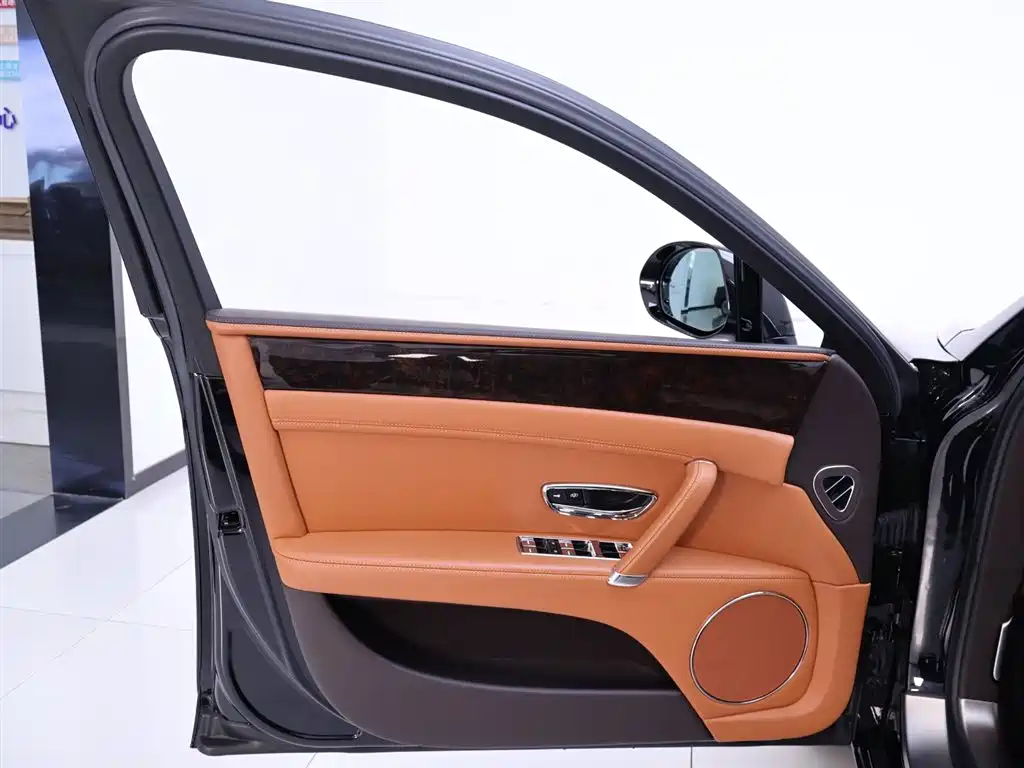 Bentley Flying Spur 2016 — фото 16