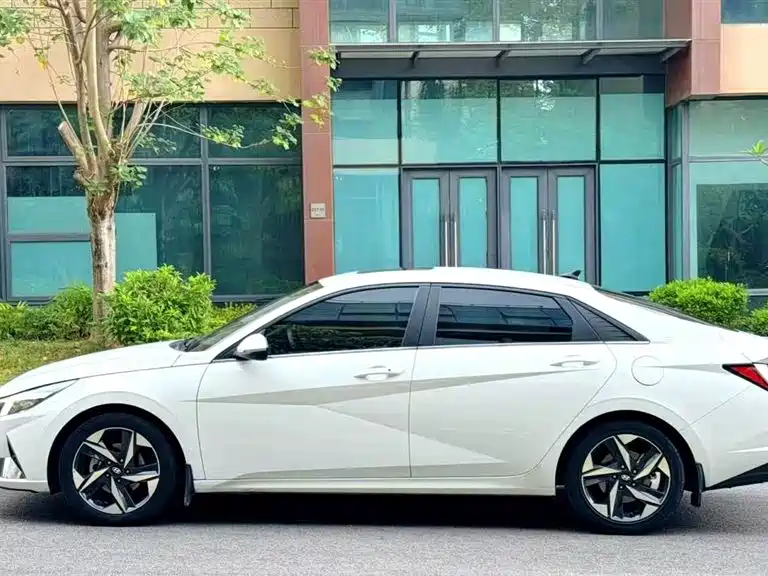 Hyundai Elantra 2021 — фото 10