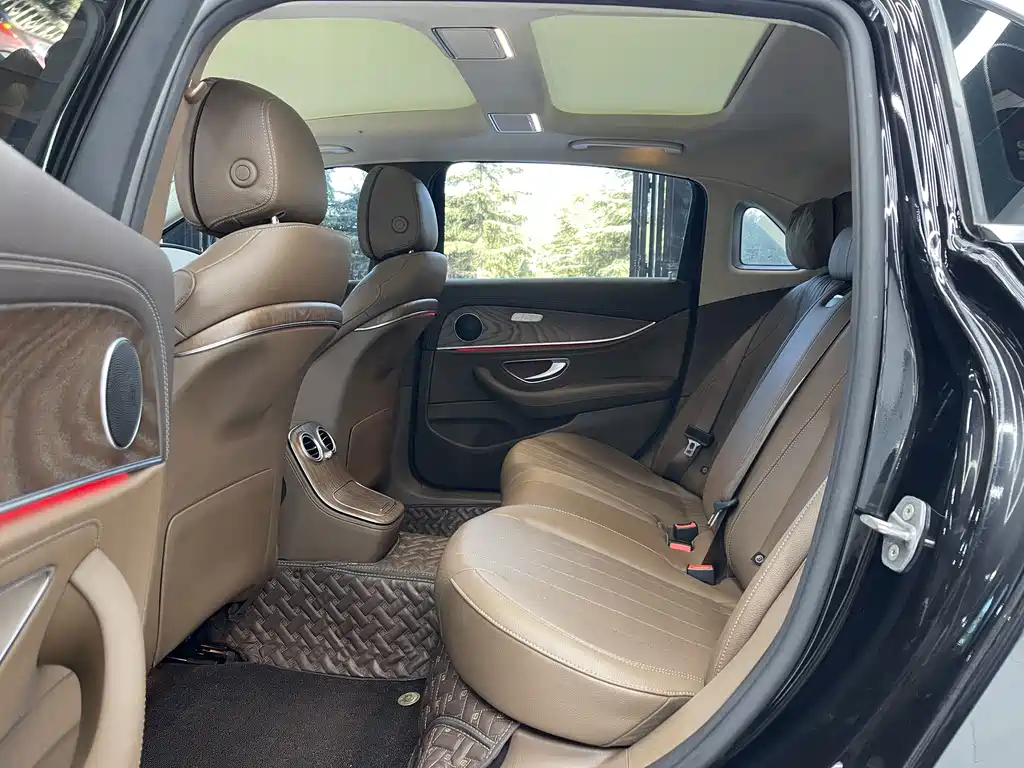 Mercedes-Benz E-Class 2023 — фото 18