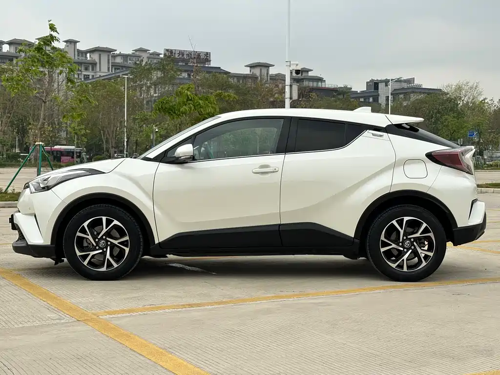 Toyota C-HR 2018 — фото 8
