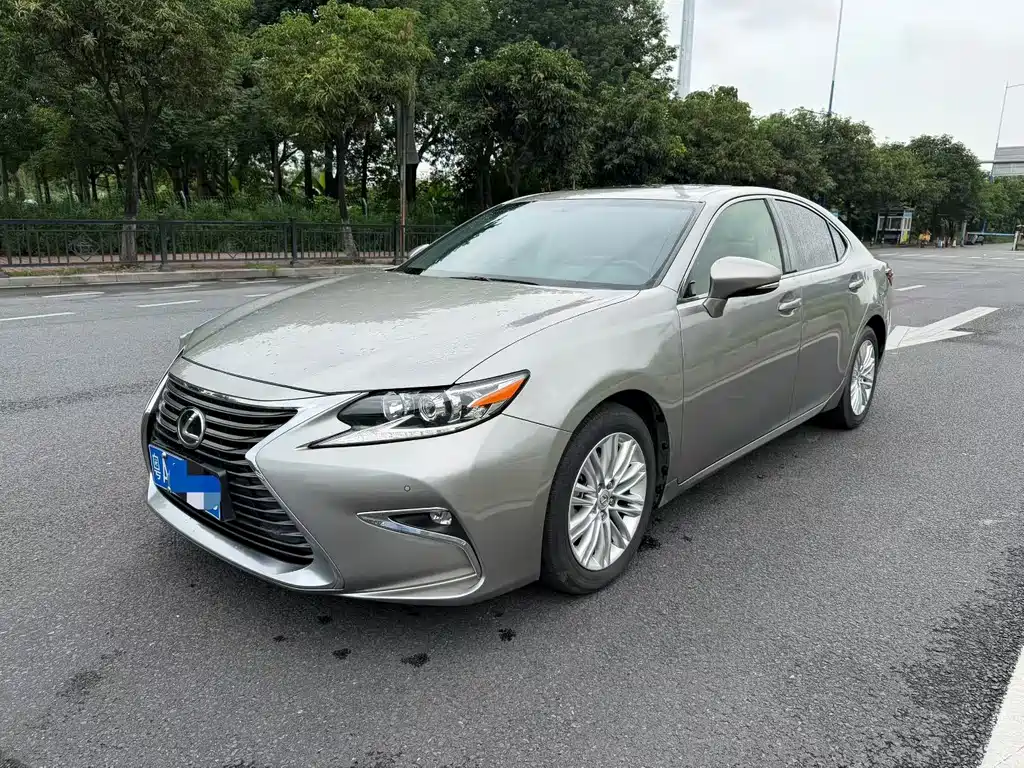 Lexus ES 2017 — фото 1