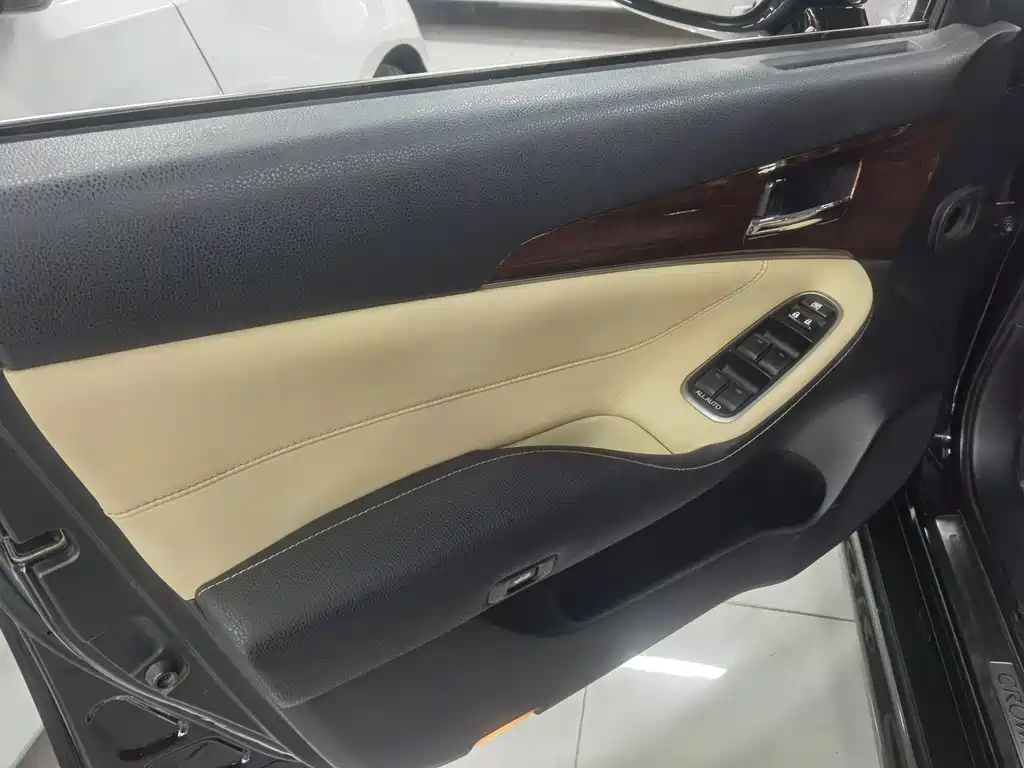 Toyota Crown 2016 — фото 13