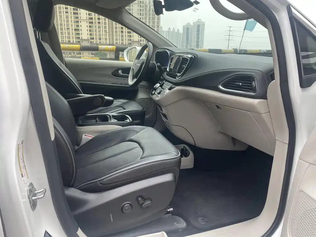 Chrysler Grand Voyager PHEV 2025 — фото 13