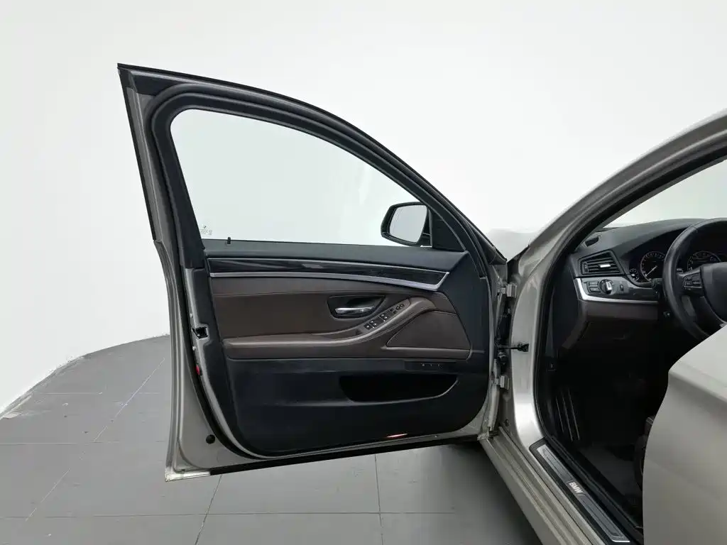 BMW 5 Series 2015 — фото 8