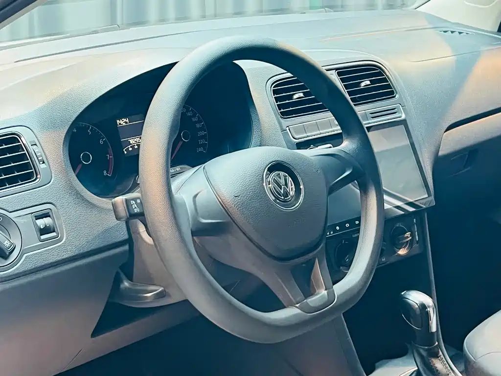 Volkswagen Polo 2017 — фото 14