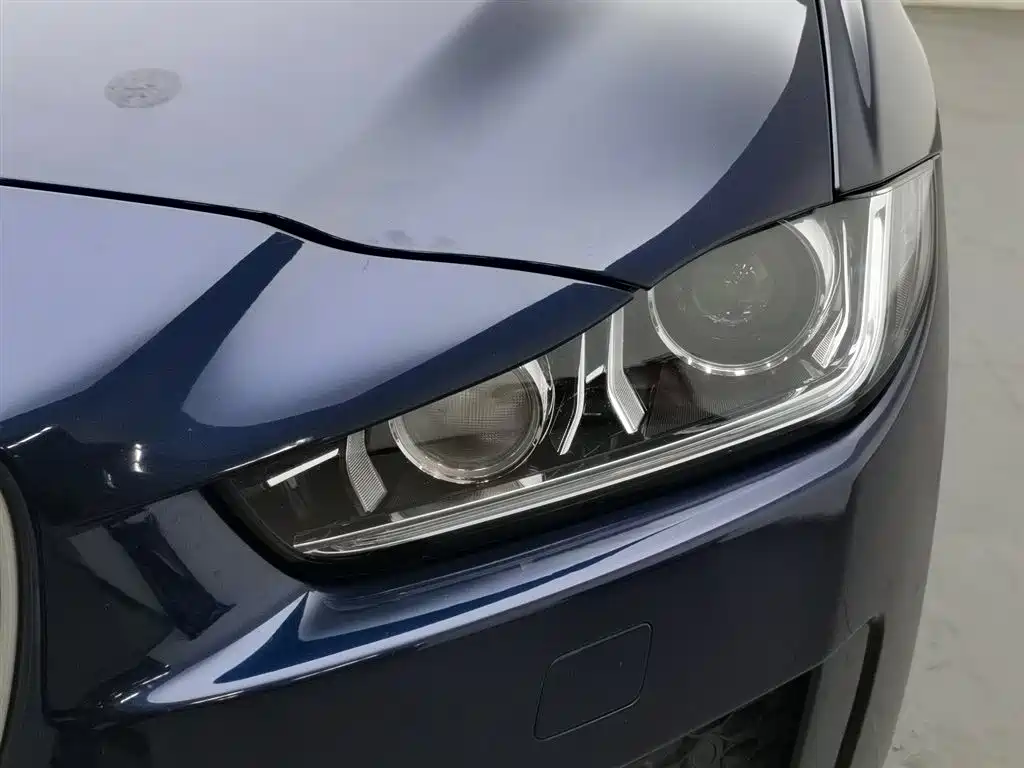 Jaguar XE 2017 — фото 7