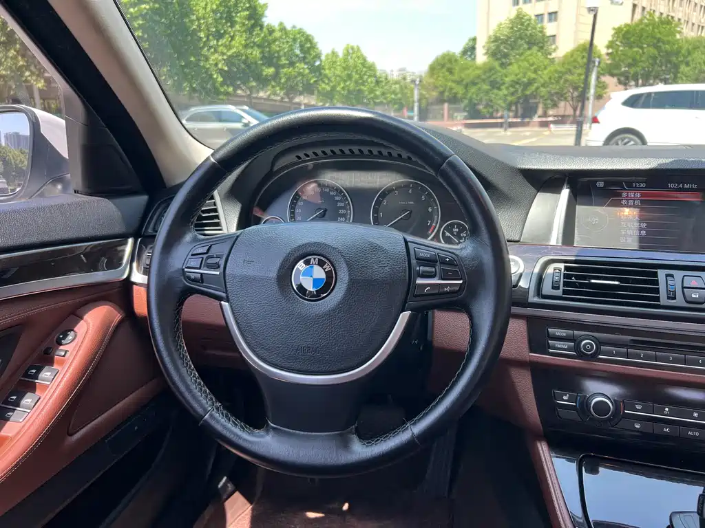 BMW 5 Series 2015 — фото 15