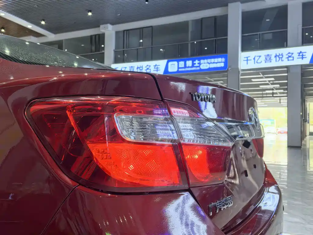 Toyota Camry 2014 — фото 4